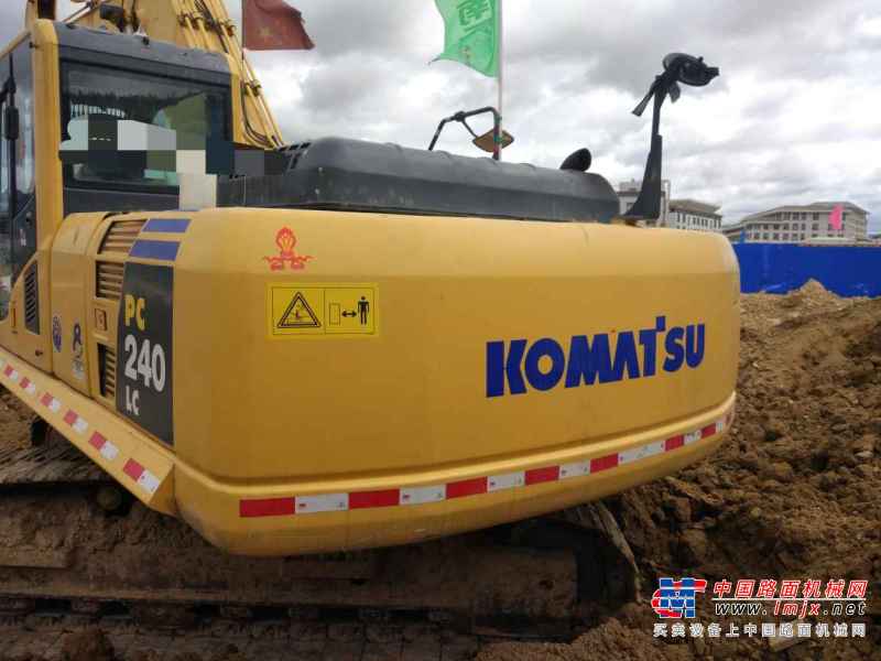 云南出售转让二手8000小时2009年小松PC220挖掘机