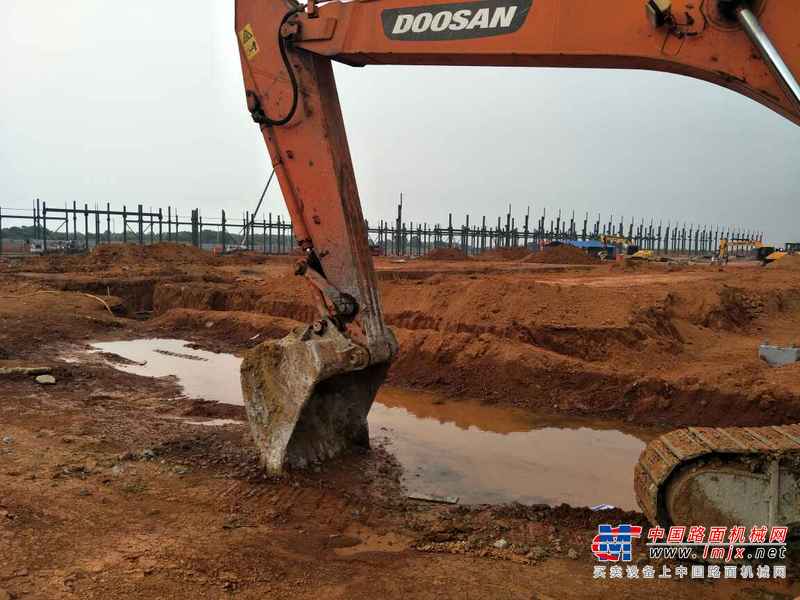 江西出售转让二手10000小时2009年斗山DH220LC挖掘机