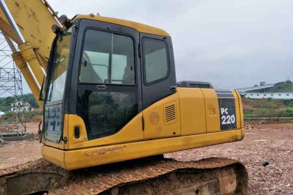 湖北出售转让二手8000小时2010年小松PC220LC挖掘机