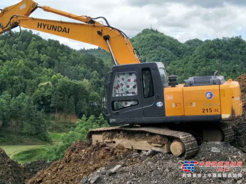 贵州出售转让二手7300小时2011年现代R215挖掘机