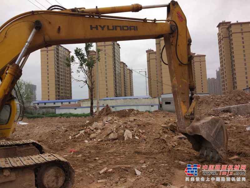 山东出售转让二手12000小时2003年现代R220LC挖掘机