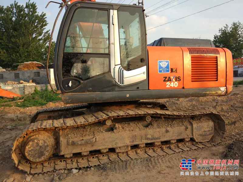 山东出售转让二手8000小时2010年日立ZX240挖掘机