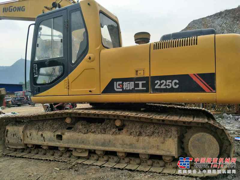 贵州出售转让二手8300小时2010年柳工CLG225C挖掘机