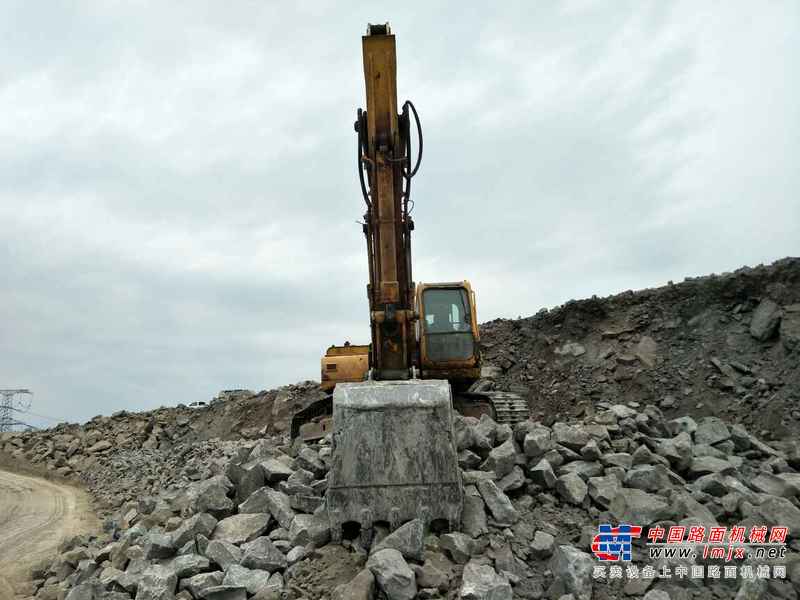 四川出售转让二手12000小时2003年现代R210挖掘机
