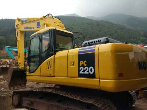 云南出售转让二手8608小时2004年小松PC220挖掘机