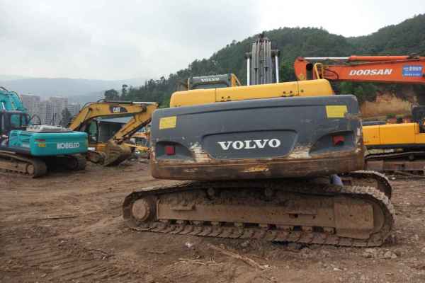 云南出售转让二手8000小时2010年沃尔沃EC240BLC挖掘机