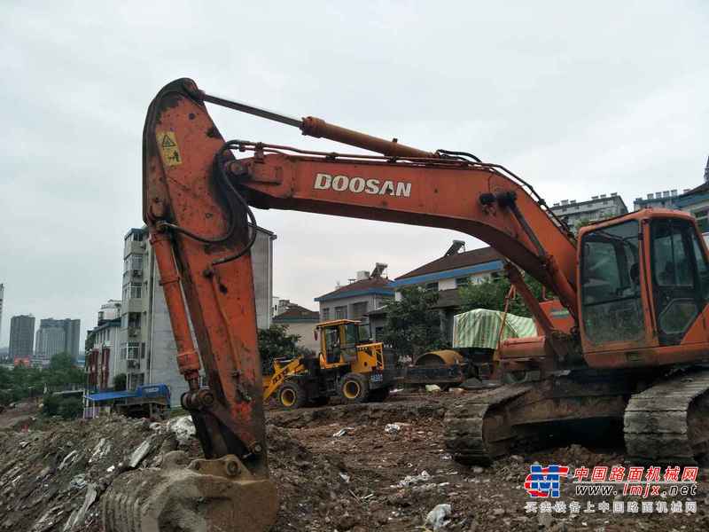 湖北出售转让二手14000小时2009年斗山DH225LC挖掘机