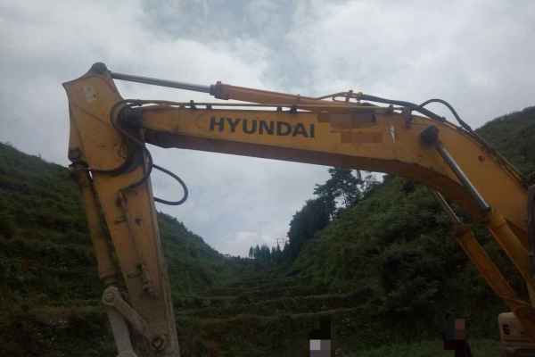 贵州出售转让二手15000小时2011年现代R215挖掘机