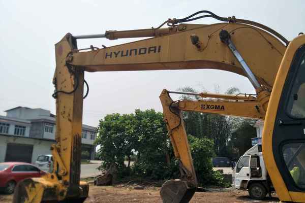 四川出售转让二手12000小时2005年现代R220LC挖掘机
