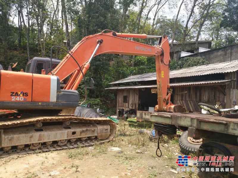 云南出售转让二手2000小时2015年日立ZX240挖掘机