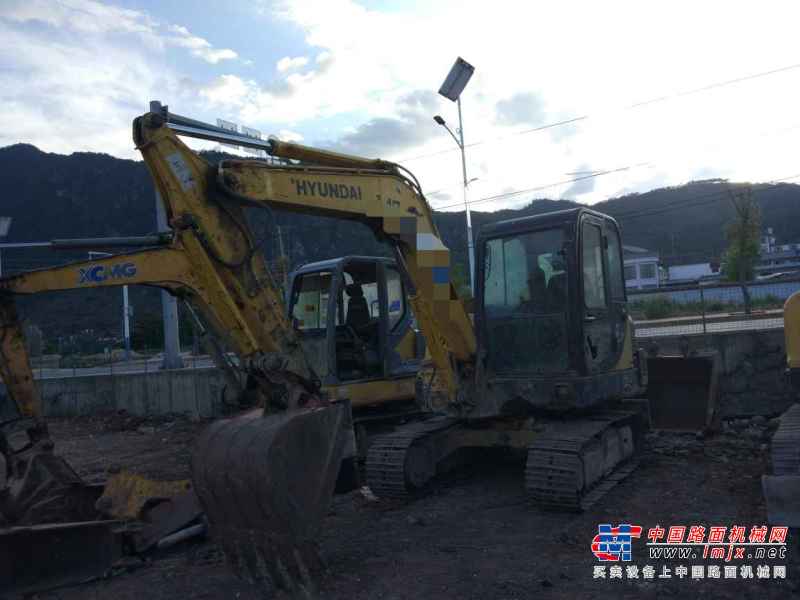 云南出售转让二手11000小时2013年现代R60挖掘机
