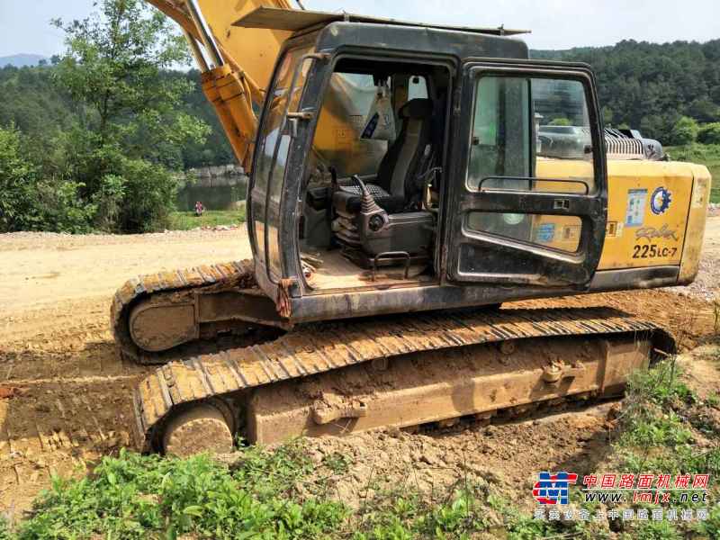 贵州出售转让二手12000小时2009年现代R225挖掘机