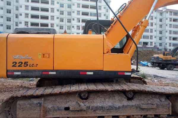 贵州出售转让二手8500小时2011年现代R225挖掘机