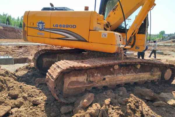 河南出售转让二手3000小时2013年龙工LG6220D挖掘机