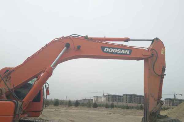 甘肃出售转让二手8000小时2011年斗山DX300LC挖掘机