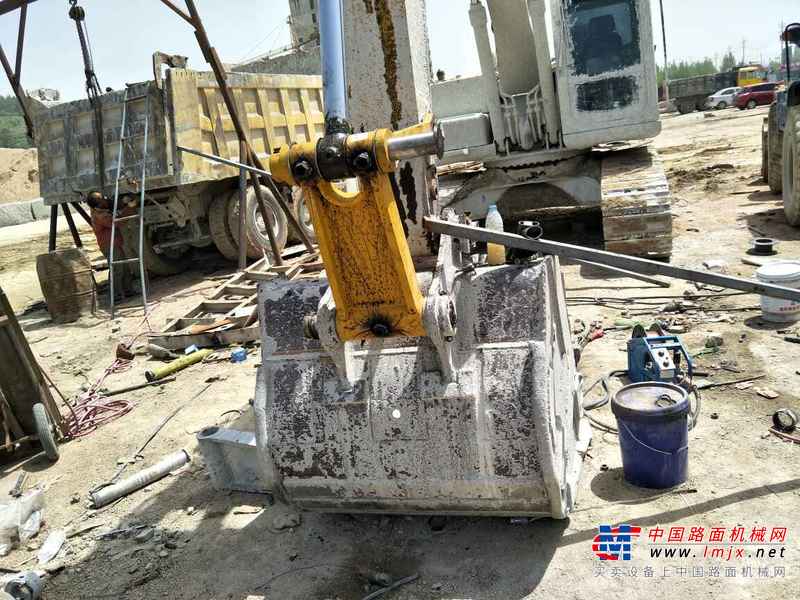 山东出售转让二手8000小时2013年JCBJS200SC挖掘机
