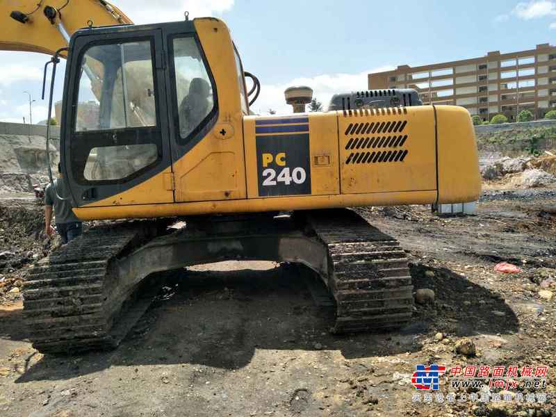 贵州出售转让二手8600小时2010年柳工225C挖掘机