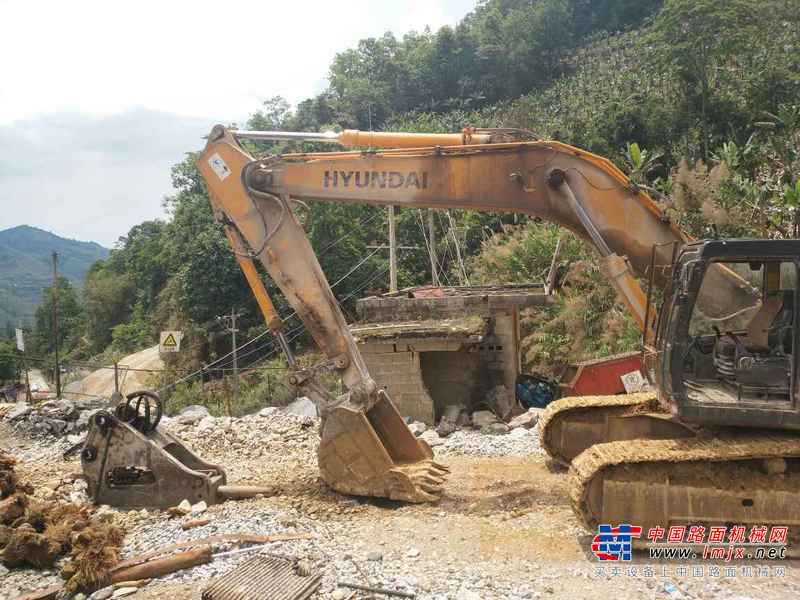 云南出售转让二手8000小时2011年现代R335挖掘机