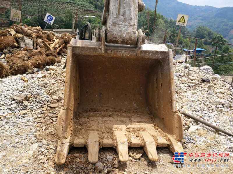 云南出售转让二手8000小时2011年现代R335挖掘机