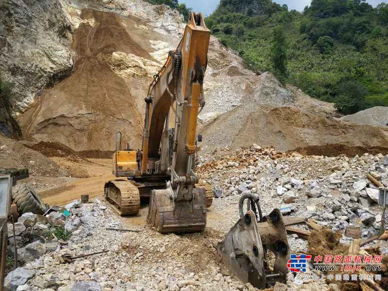 云南出售转让二手8000小时2011年现代R335挖掘机