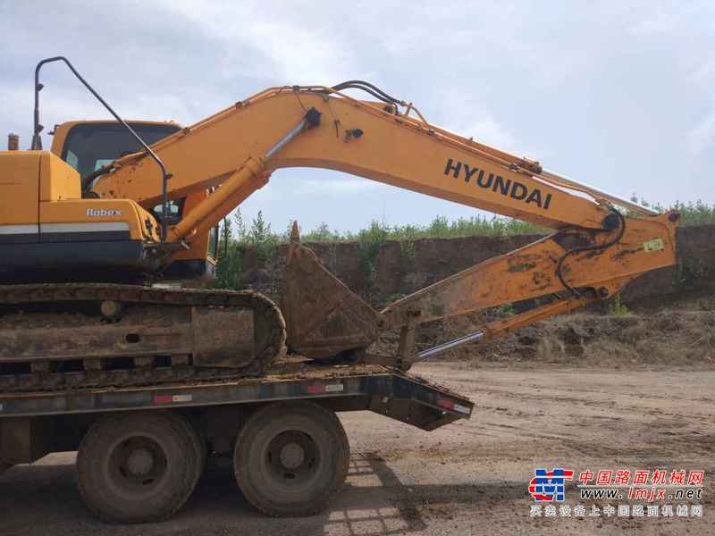 山东出售转让二手8500小时2011年现代R215挖掘机