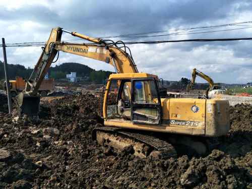 贵州出售转让二手8700小时2007年现代R215挖掘机