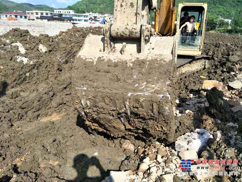 贵州出售转让二手8700小时2007年现代R215挖掘机