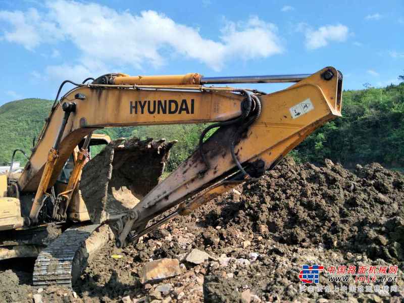 贵州出售转让二手8700小时2007年现代R215挖掘机
