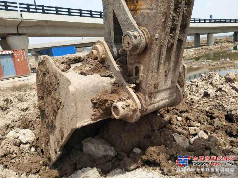 江苏出售转让二手6963小时2013年现代R215挖掘机