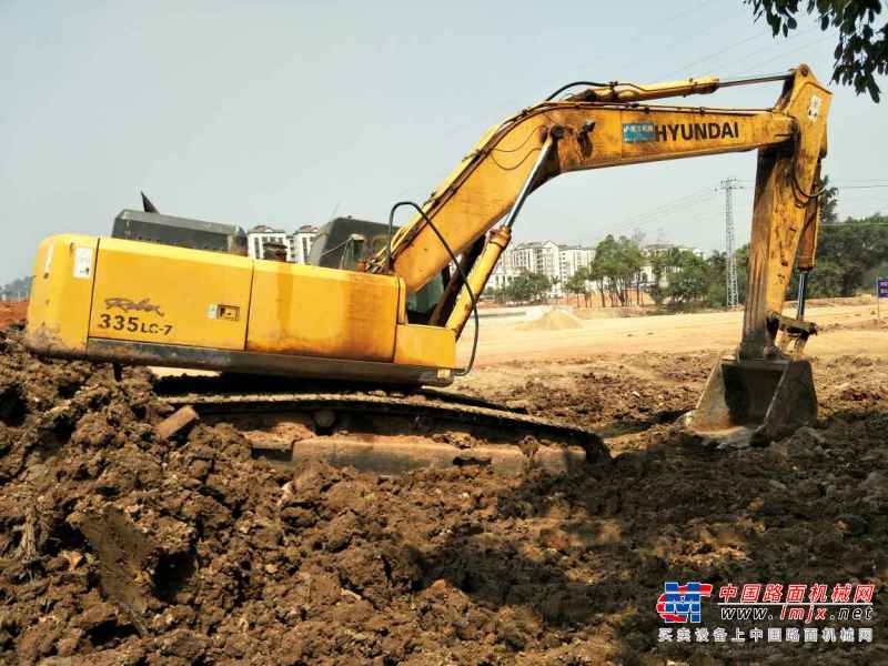 云南出售转让二手8099小时2011年现代R335L挖掘机