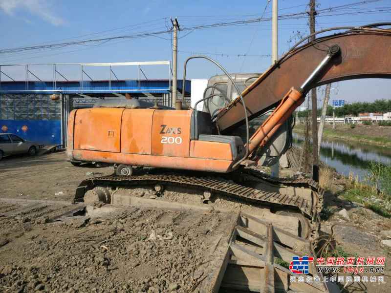天津出售转让二手8800小时2004年日立ZX200挖掘机