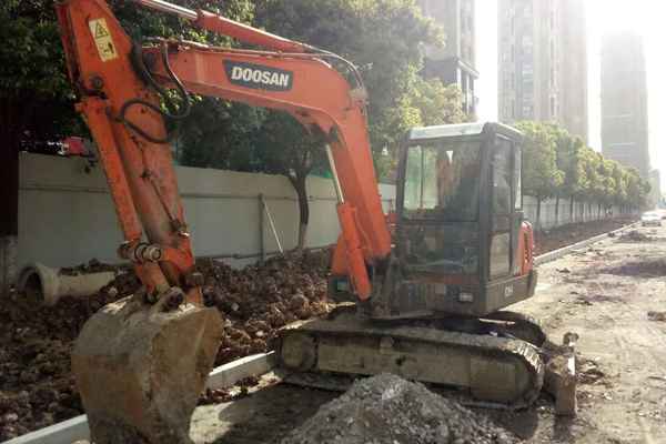 安徽出售转让二手15000小时2010年斗山DH55挖掘机