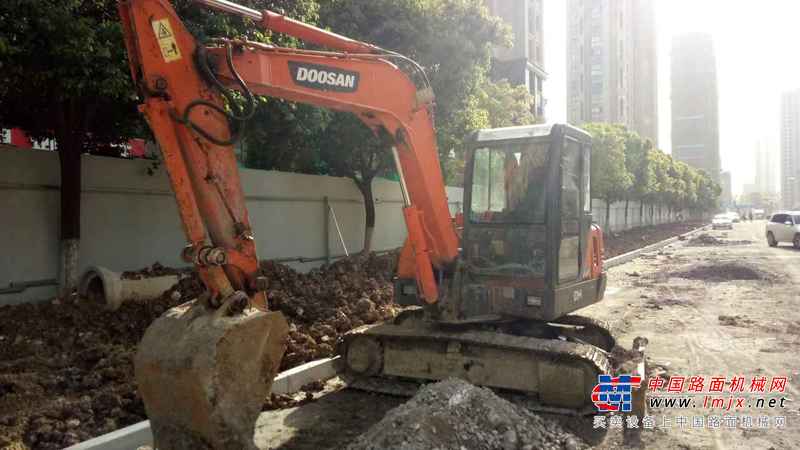 安徽出售转让二手15000小时2010年斗山DH55挖掘机