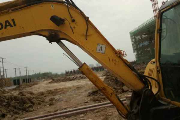 安徽出售转让二手17000小时2009年现代R60挖掘机