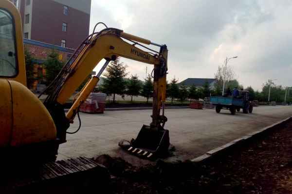 黑龙江出售转让二手10000小时2008年现代R60挖掘机