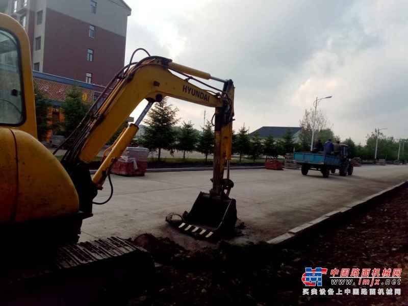 黑龙江出售转让二手10000小时2008年现代R60挖掘机