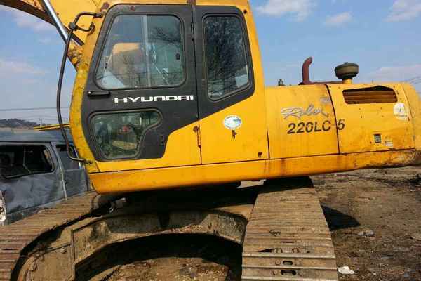 辽宁出售转让二手15000小时2005年现代R220LC挖掘机