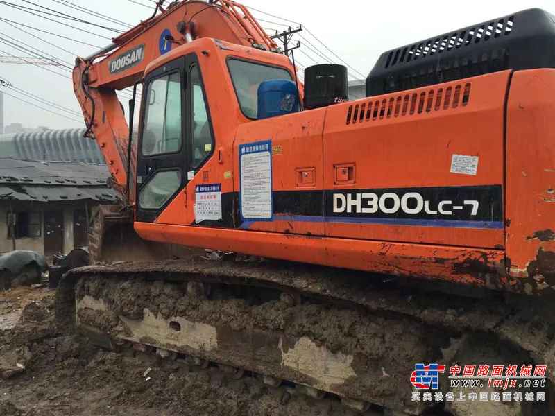 湖北出售转让二手8000小时2011年斗山DH300LC挖掘机