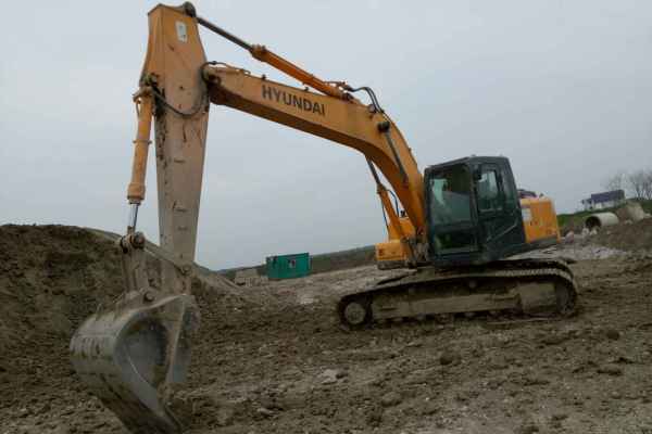 江苏出售转让二手18000小时2010年现代R215挖掘机