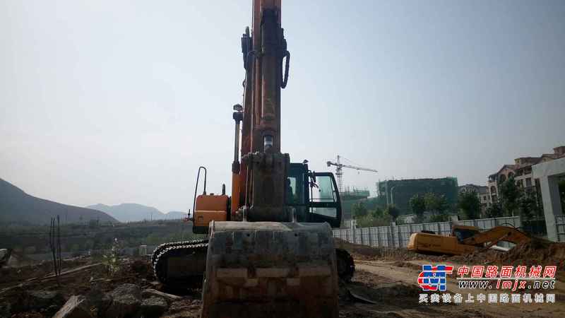 河北出售转让二手9000小时2010年现代R335挖掘机
