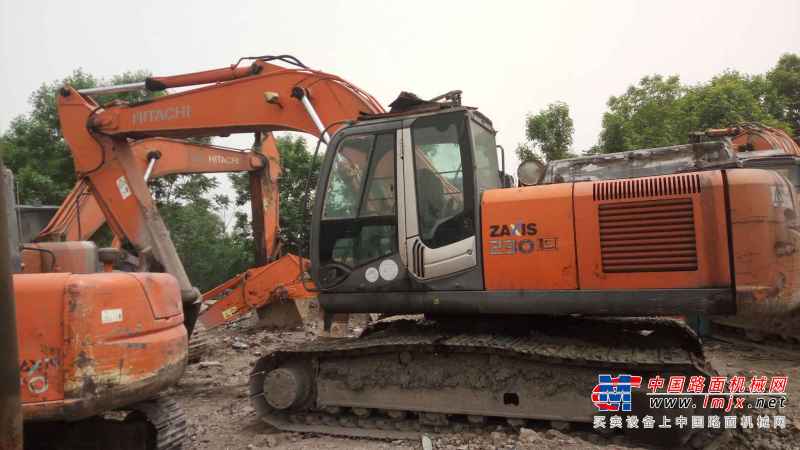 天津出售转让二手8500小时2010年日立ZX200挖掘机
