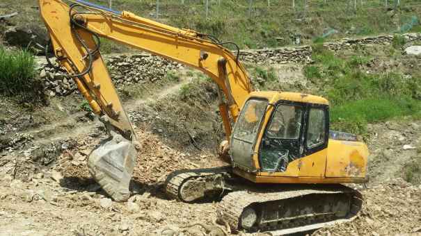 广西出售转让二手8000小时2005年现代R130LC挖掘机