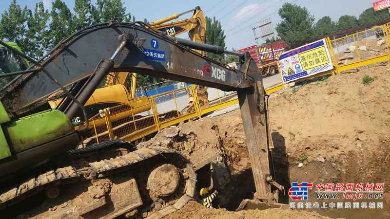 山东出售转让二手8987小时2009年徐挖XCG240LC挖掘机