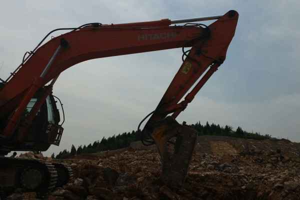 河南出售转让二手4000小时2013年日立ZX240挖掘机