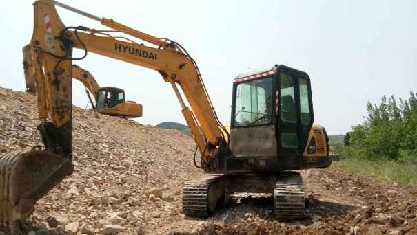 山东出售转让二手5000小时2010年现代R55挖掘机