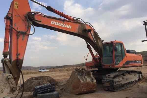 陕西出售转让二手8000小时2009年斗山DH370LC挖掘机