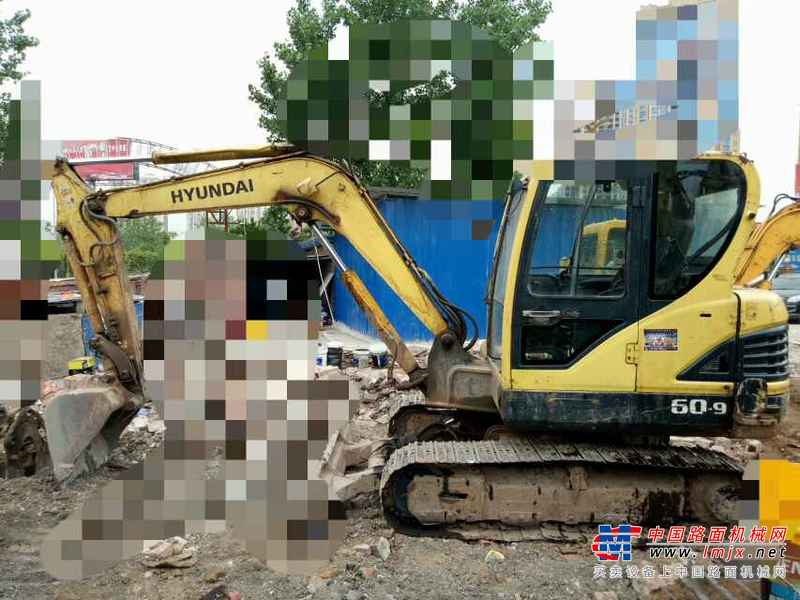 四川出售转让二手8100小时2012年现代R60挖掘机