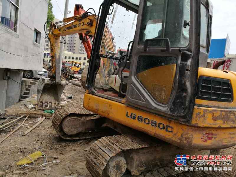 湖北出售转让二手8000小时2010年龙工LG6060D挖掘机