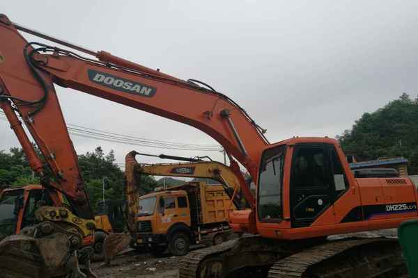 湖北出售转让二手9000小时2009年斗山DH225LC挖掘机