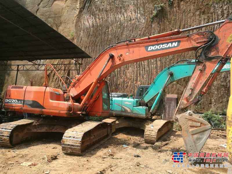 湖北出售转让二手11000小时2009年斗山DH220LC挖掘机